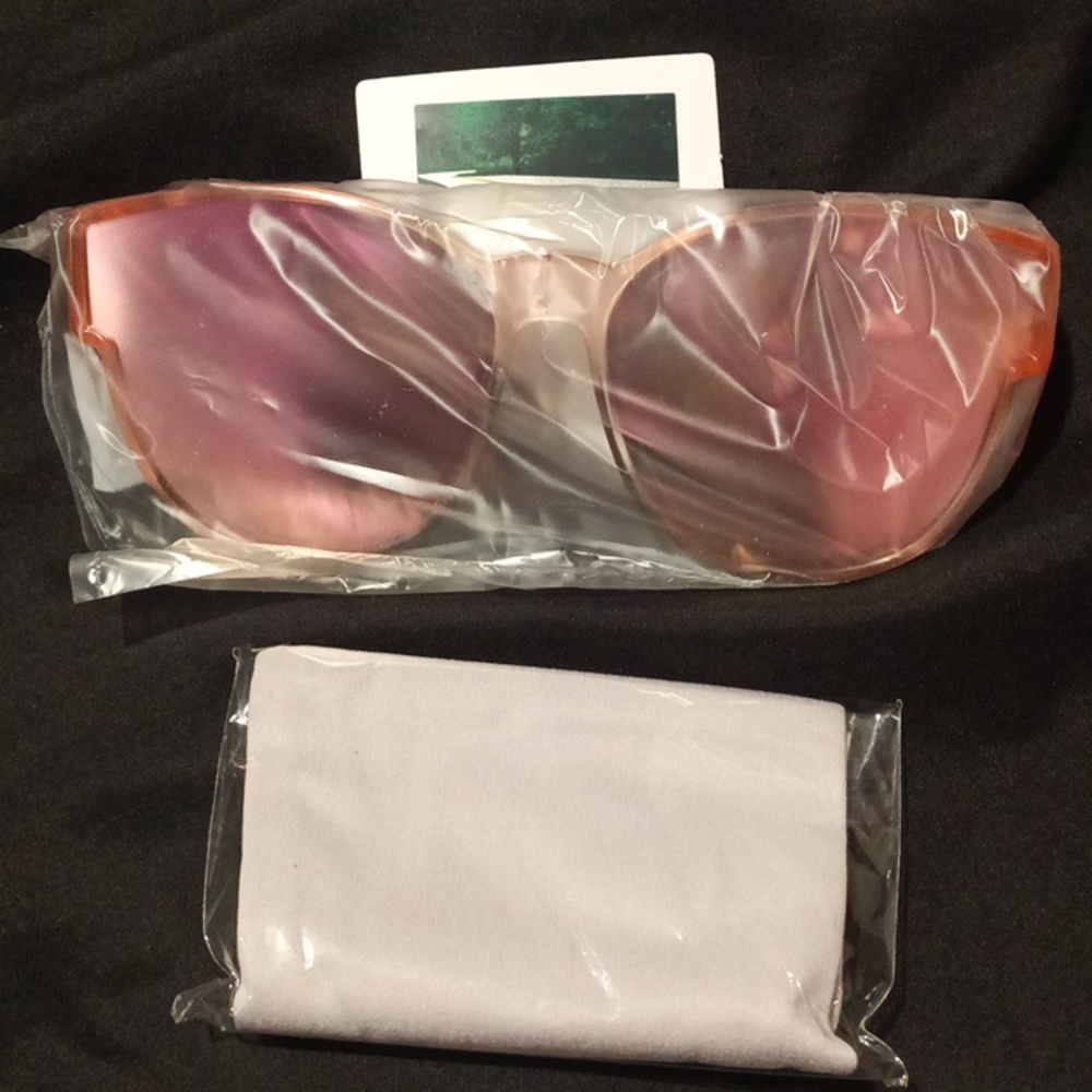 NEW IN BOX OVERSIZED POLARIZED SUNGLASSES WITH BAG